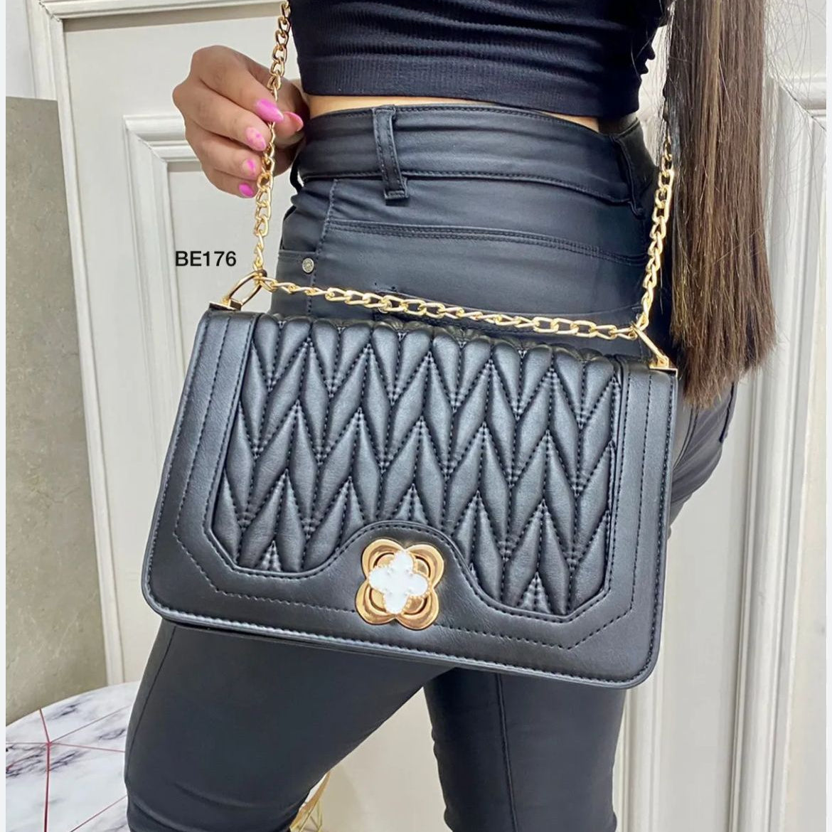 Bolso negro apliques cadena dorada 23cm* 15cm BOL04C C-B